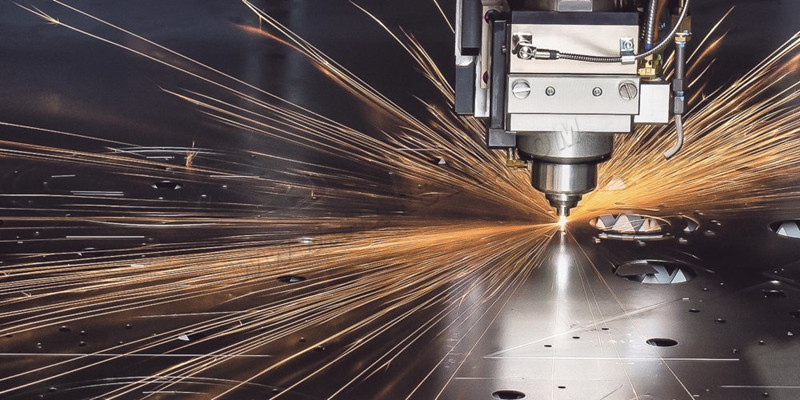Máquina de corte por láser CNC en funcionamiento