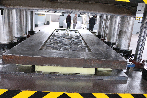 Máquina de estampado de puerta