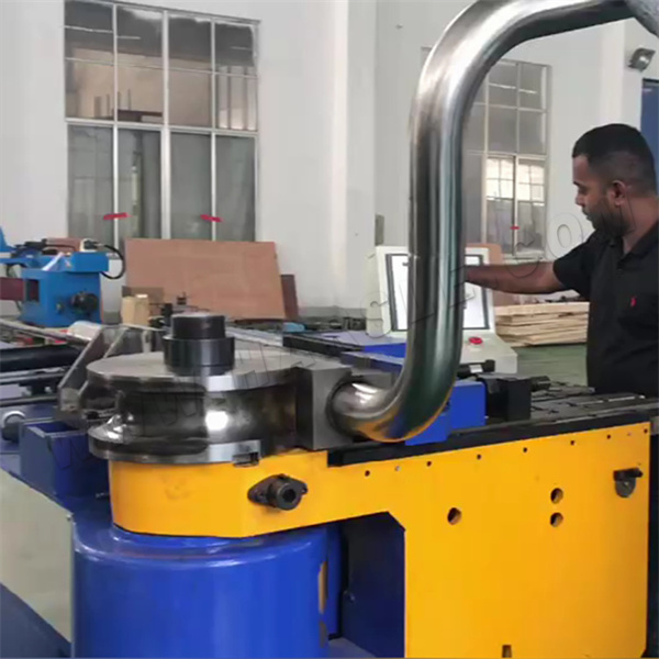 Máquina de doblarse de tubo