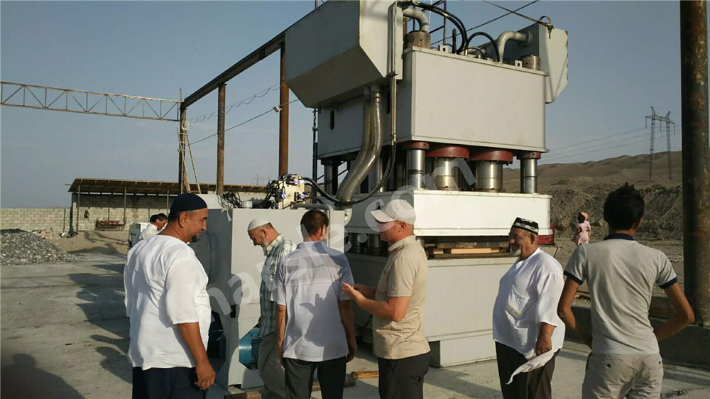 HARSLE Máquina de estampado de puertas en Uzbekistán (5)