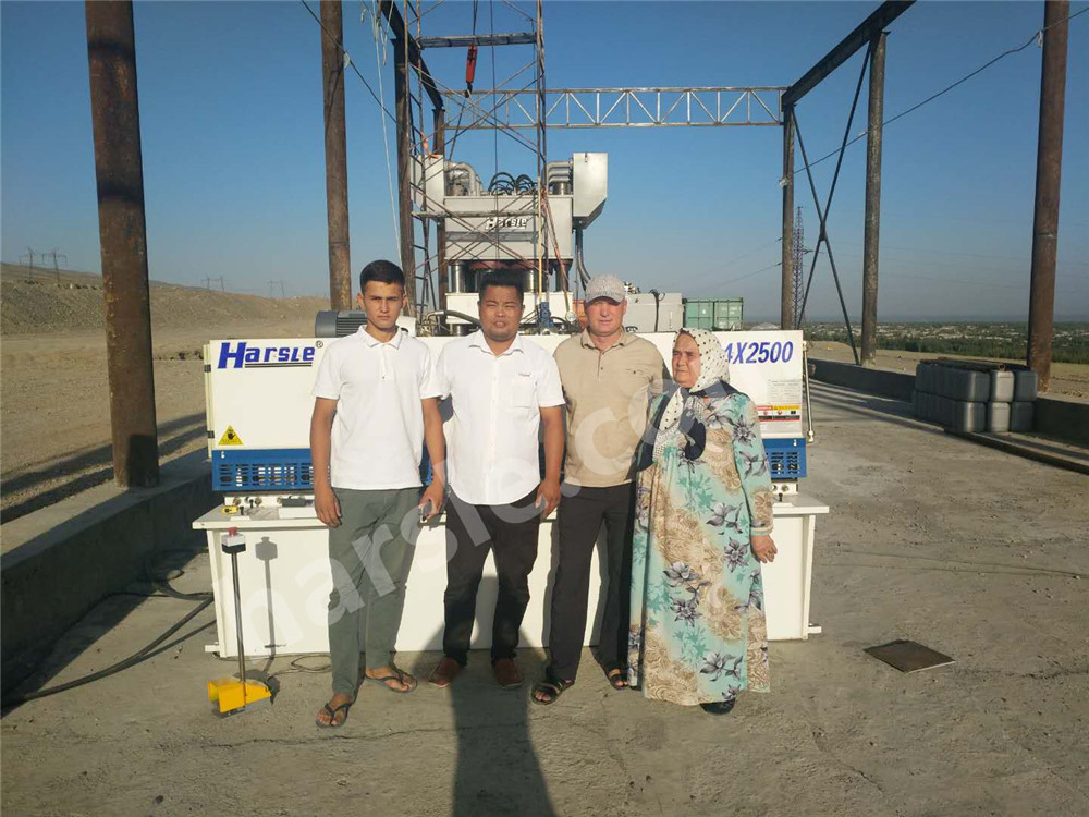 HARSLE Máquina de estampado de puertas en Uzbekistán (4)