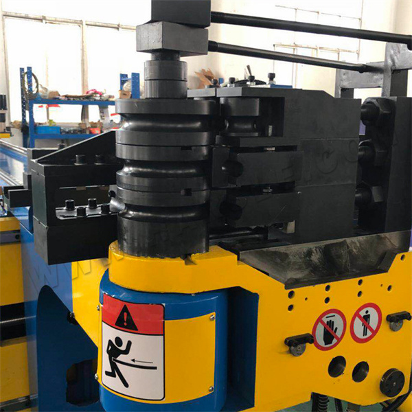 Máquina de doblarse de tubo
