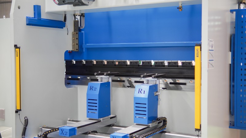 Prensa plegadora electrohidráulica