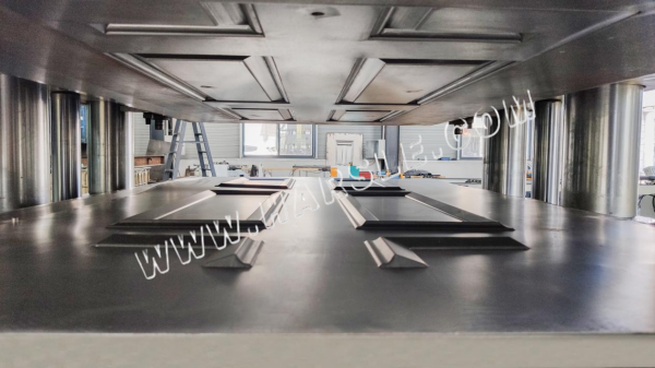 Máquina de estampado de puertas