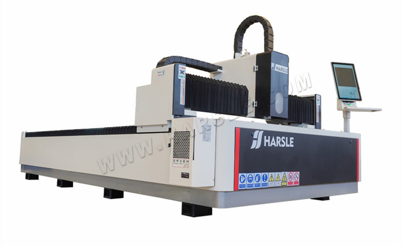 Máquina de corte por láser CNC en funcionamiento