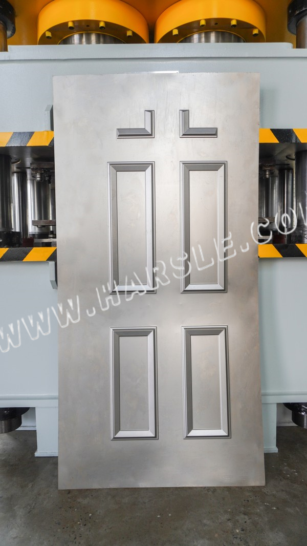 Máquina de estampado de puertas