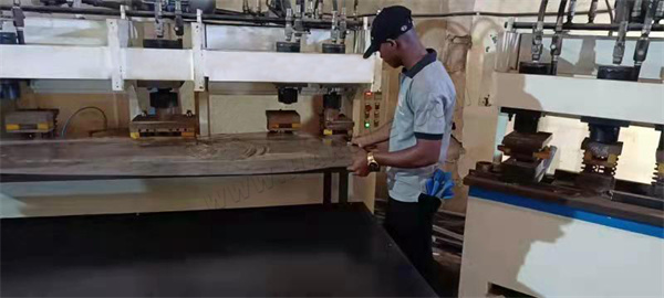 Línea de producción de puertas de acero