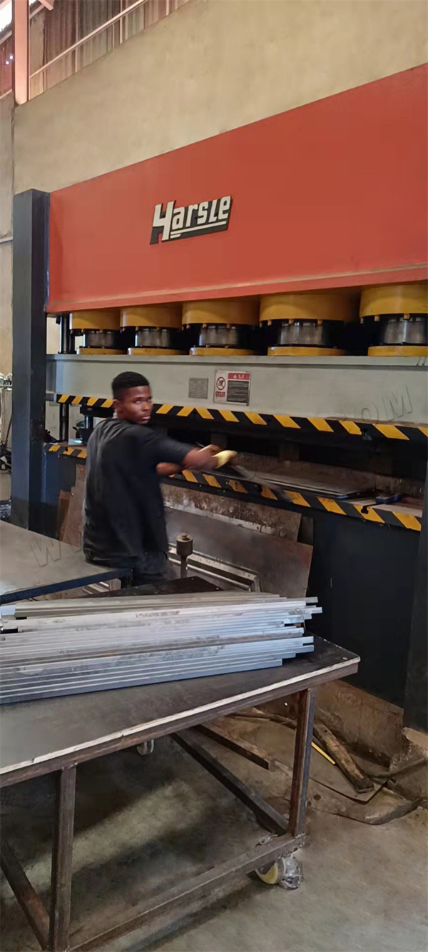 Línea de producción de puertas de acero