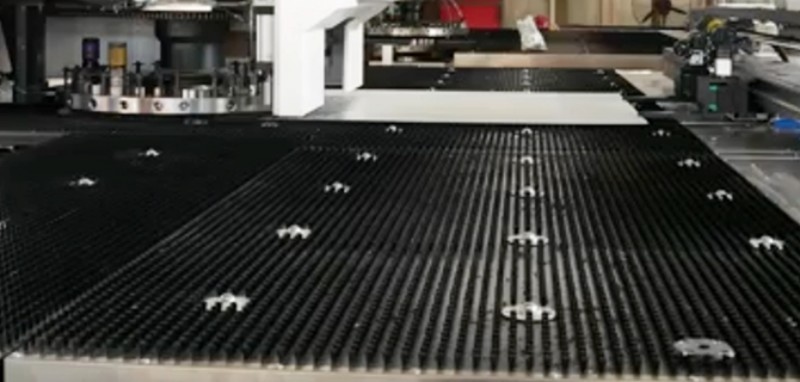 Aspecto del equipo de punzonado de torreta CNC