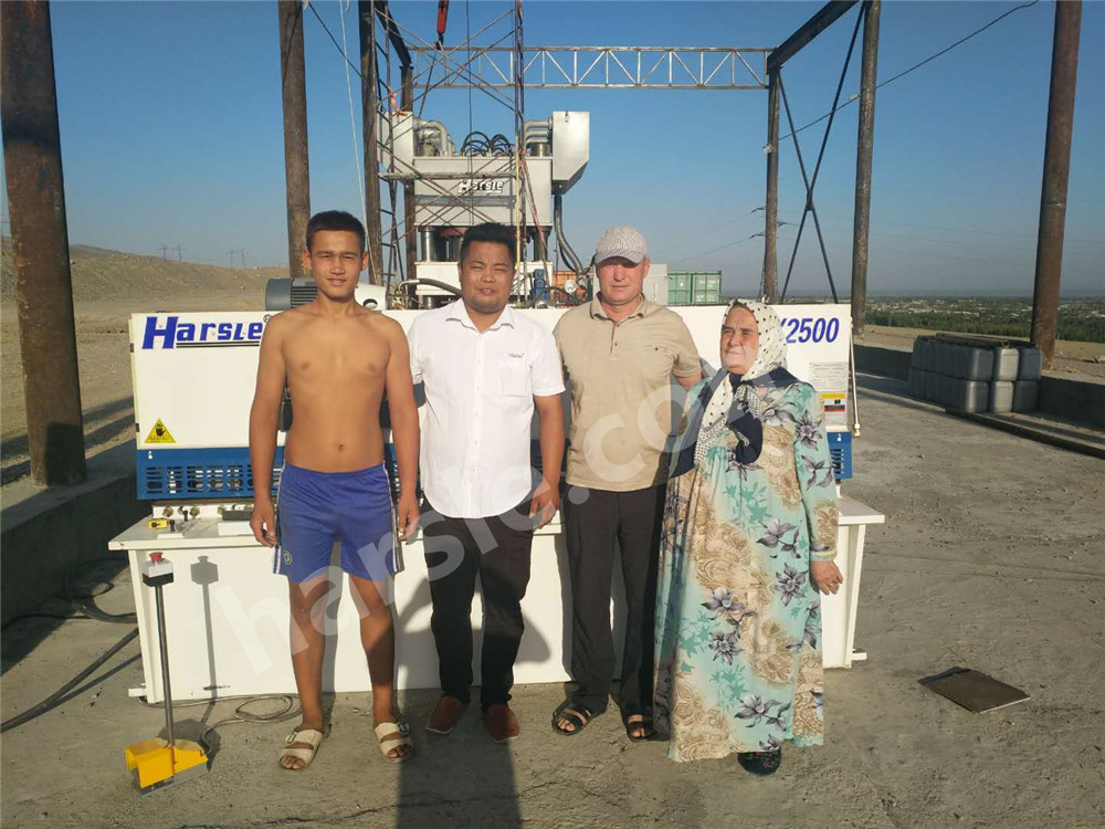 HARSLE Máquina de estampado de puertas en Uzbekistán (1)