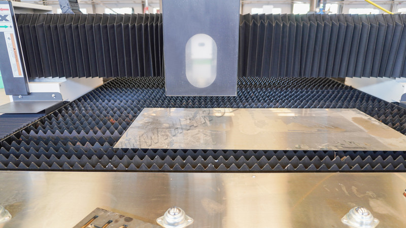 Máquina de corte por láser CNC en funcionamiento