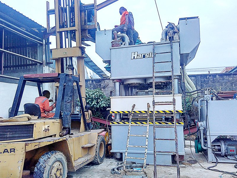Instalación de la máquina de estampado de puertas de acero en Nigeria