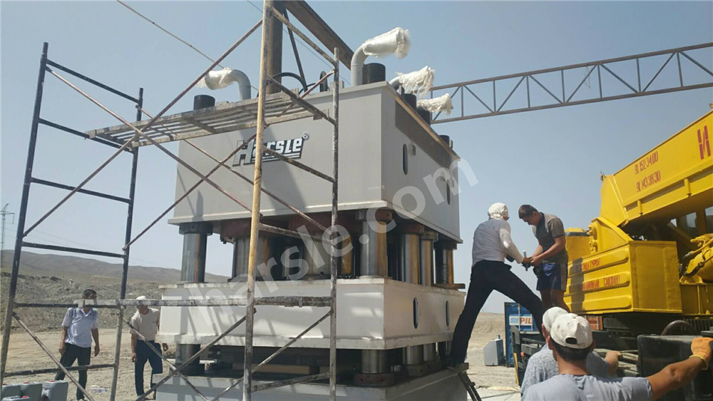 HARSLE Máquina de estampado de puertas en Uzbekistán (6)