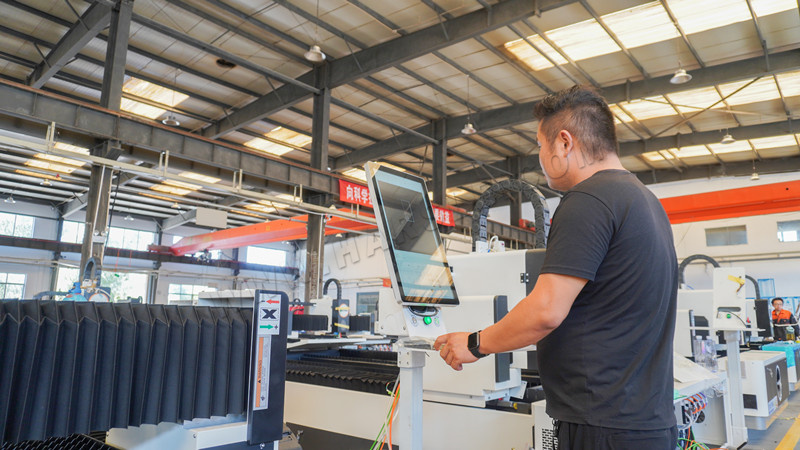 Máquina de corte por láser CNC en funcionamiento